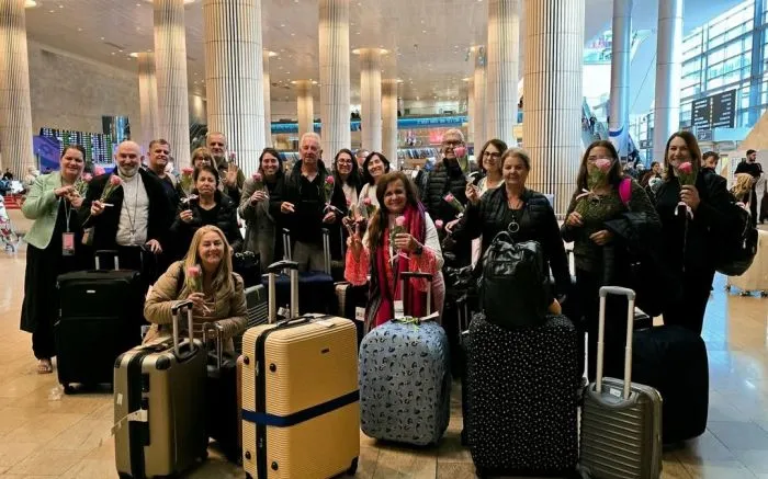 Padre Márcio Vignoli e fiéis esperam passagens de retorno ao Brasil