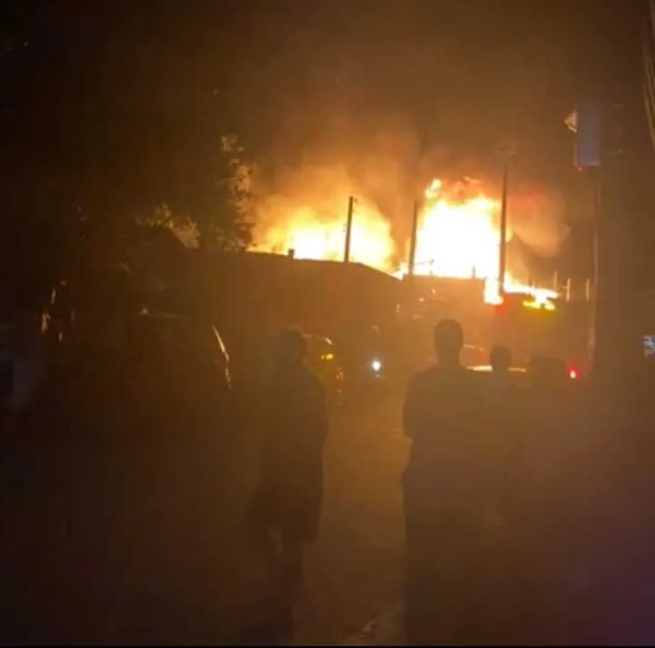 Incêndio destrói três residências no bairro Itacolomi em Balneário Piçarras