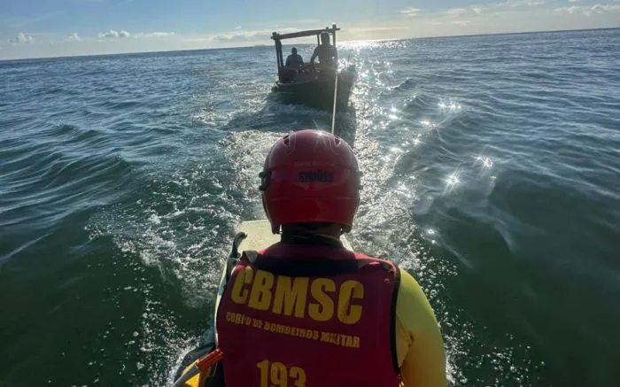 Pescadores ficam à deriva e são resgatados pelos bombeiros em Balneário Camboriú