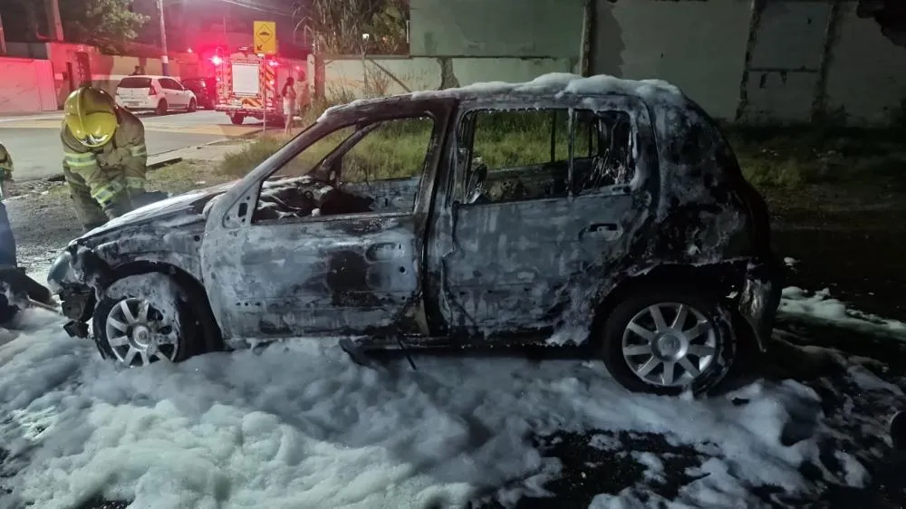 Três veículos são encontrados incendiados na madrugada de ontem em Camboriú e Balneário Camboriú