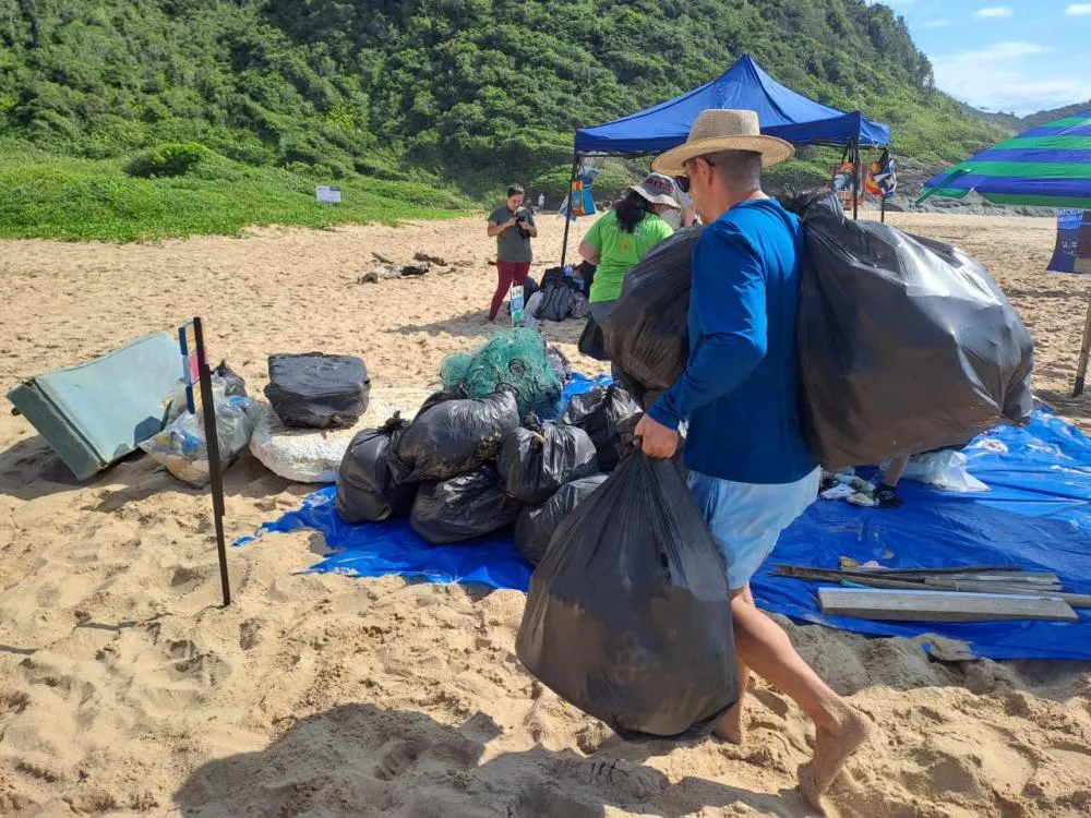Ação de limpeza retira lixo e até sofá da areia da Praia Vermelha