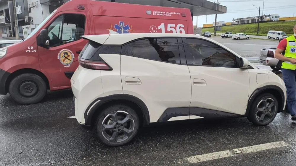 Motociclista sofre lesões na face após colisão traseira na Avenida Getúlio Vargas em Barra Velha