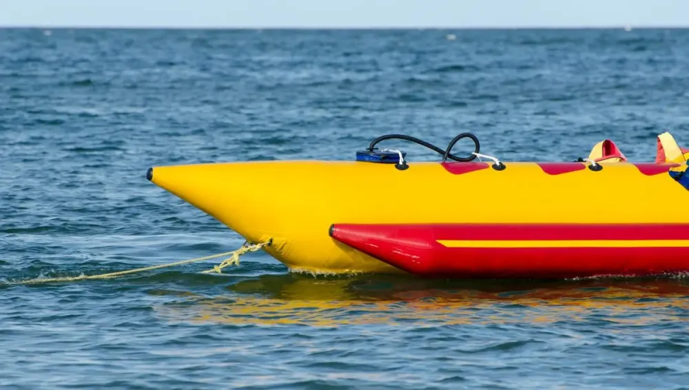 Tripulante cai de banana boat e desaparece no mar de Itapoá