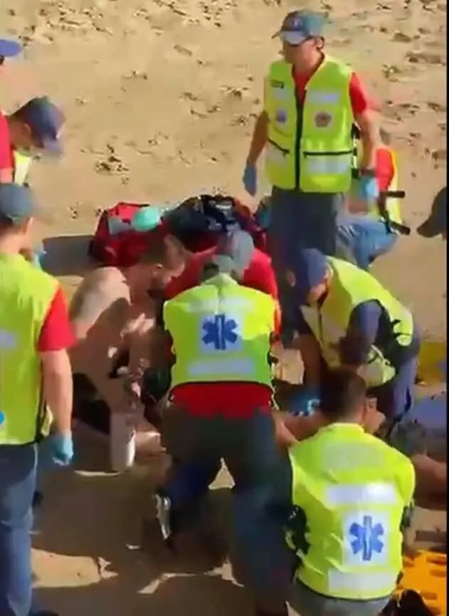 Homem fica em estado grave ao cair do trapiche na praia de Armação em Penha 