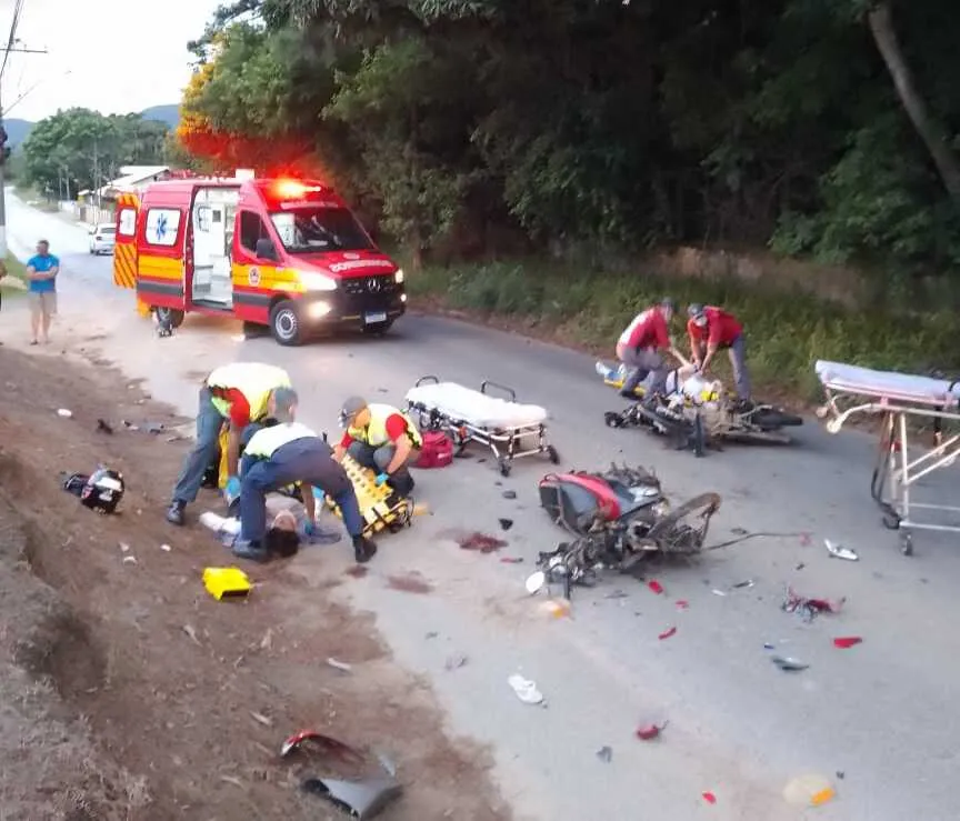Acidente com duas Biz deixa duas pessoas gravemente feridas na Rua Nilo Anastácio Vieira em Penha