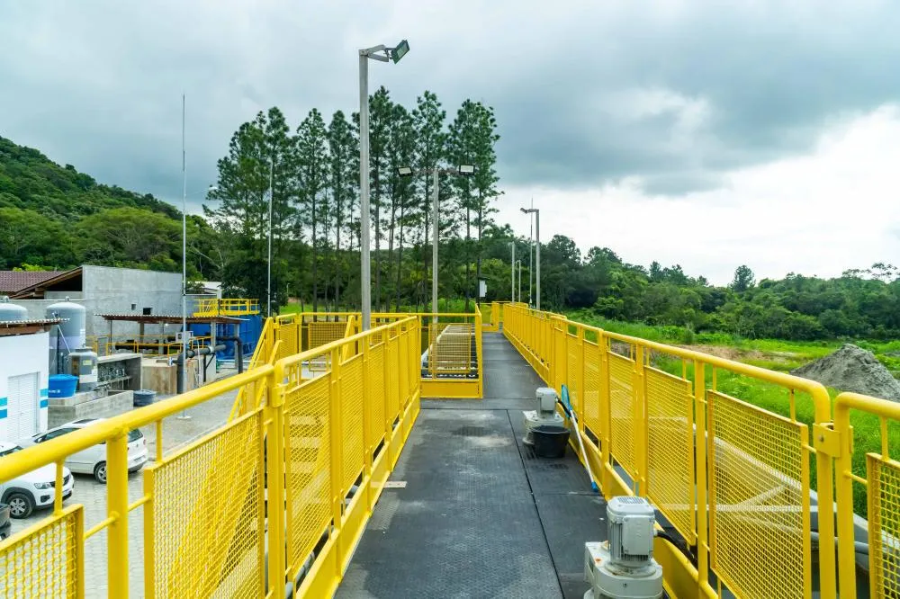 O trabalho 24 horas dos operadores de Estação de Tratamento de Água (ETA) em Penha