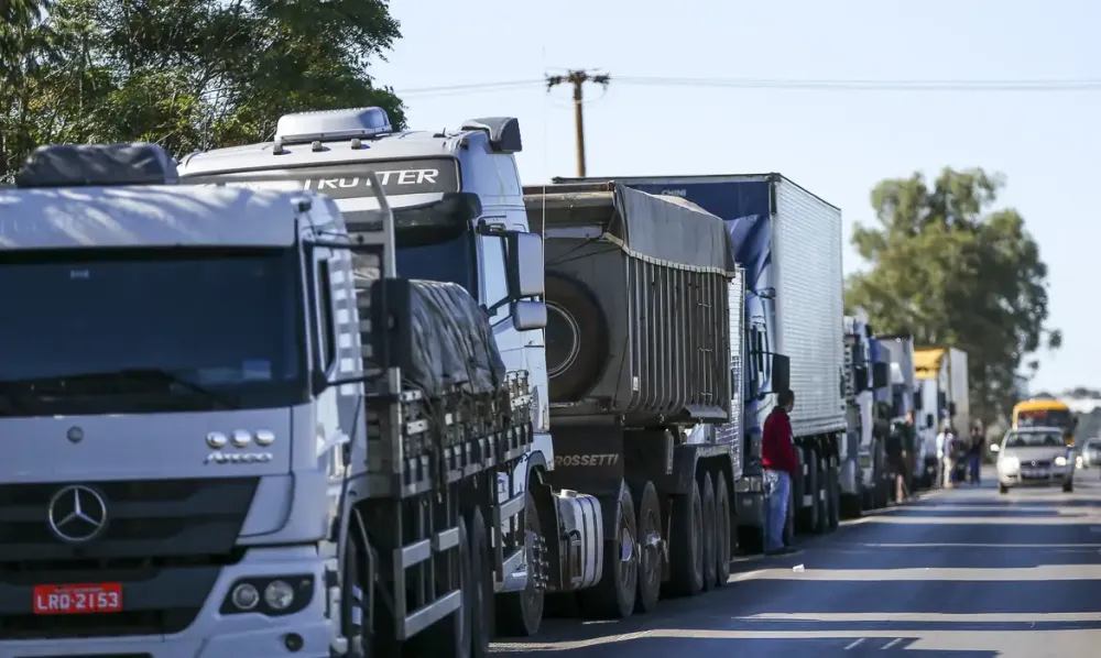 Governo federal quer que estados zerem ICMS da importação de diesel