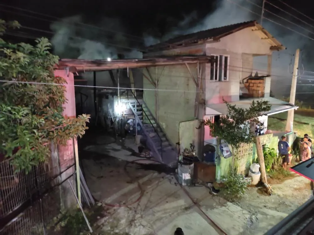 Incêndio destrói oficina e residência na praia do Tabuleiro em Barra Velha 