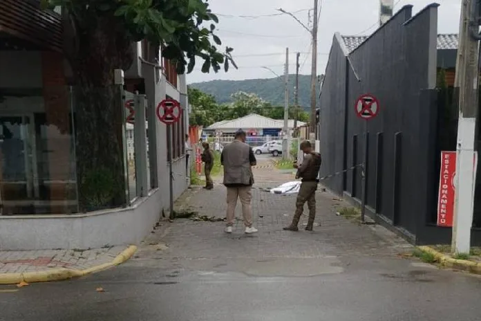 Garçom é preso por matar morador de rua em fevereiro na praia Alegre em Penha 