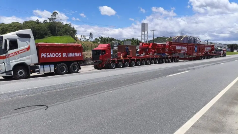 Supercaminhão com 86 metros vai deixar o trânsito lento nas BRs 470 e 101 na próxima quarta-feira
