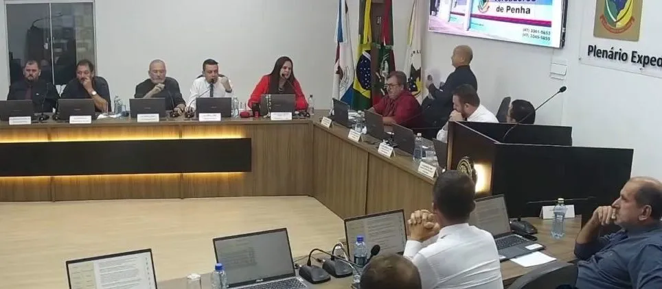 Vereadores de Penha abandonam sessão após presidente da Casa ignorar requerimento que solicitava o seu próprio afastamento