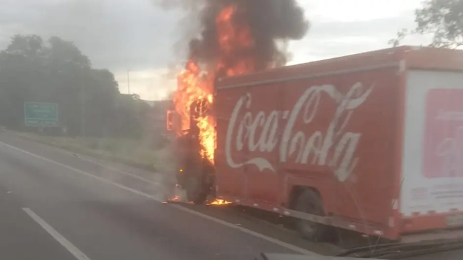 Fogo destrói cabine de caminhão da Coca-Cola na BR-101 em Garuva