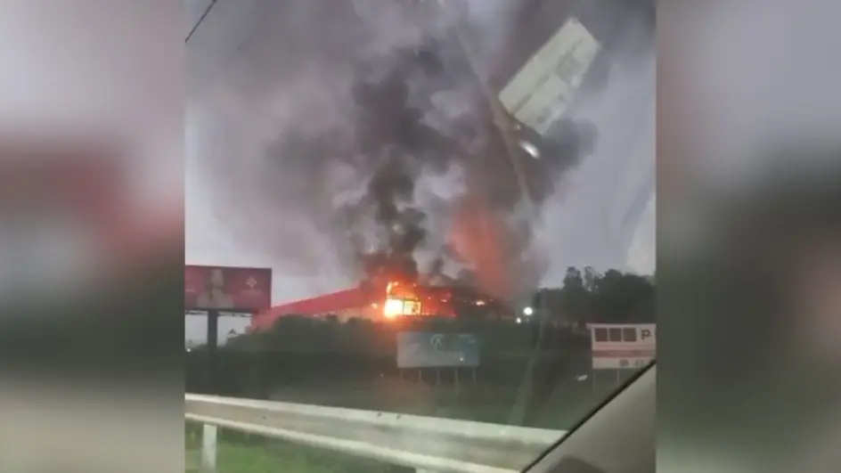 Incêndio de grandes proporções atinge galpão às margens da rodovia Antônio Heil em Brusque