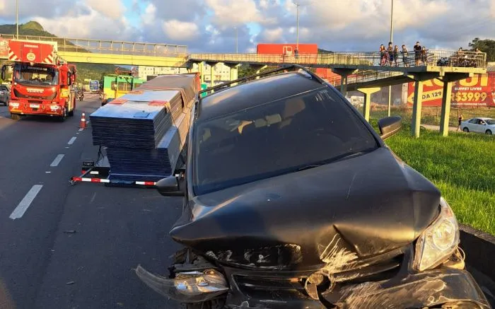 Ciclista morre atropelado por veículo com carretinha na BR-101 em Balneário Camboriú