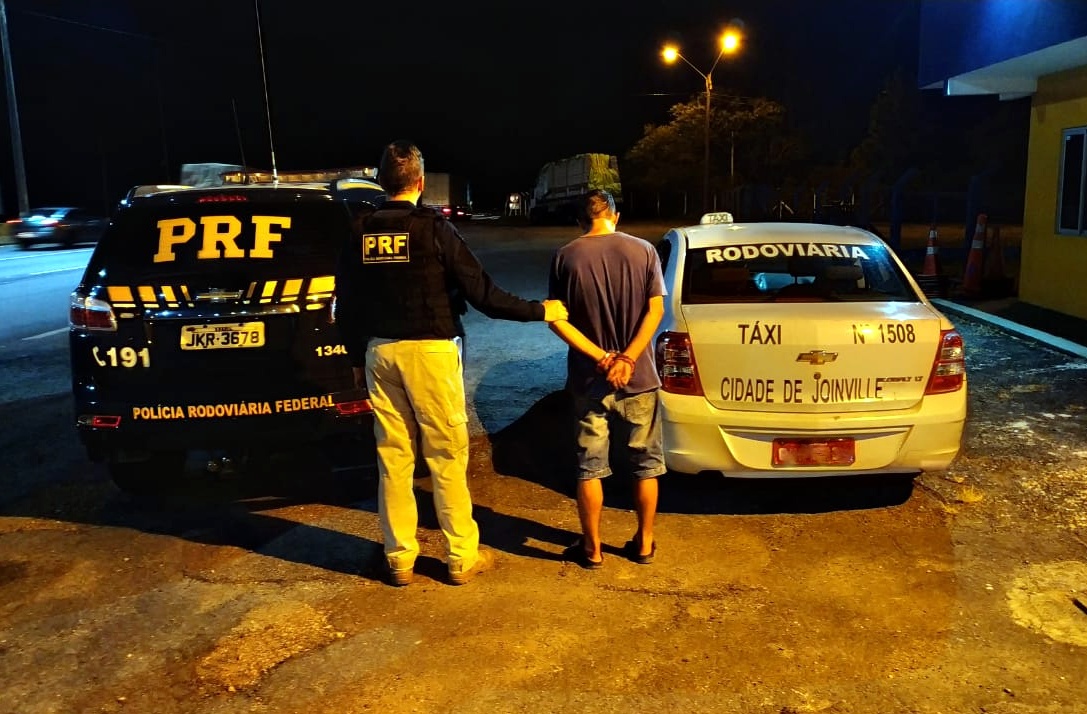 NO FLAGRA: HOMEM É PRESO COM TAXI FURTADO NA BR-101 EM BARRA VELHA