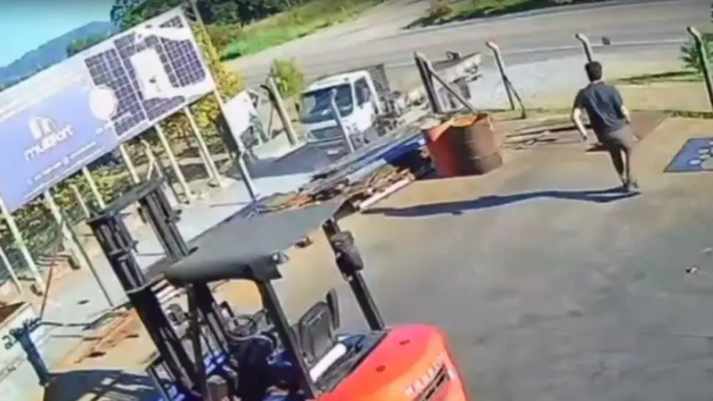 Motoboy morre após caminhão com freio de mão solto invadir pista a SC-110 em Lontras 