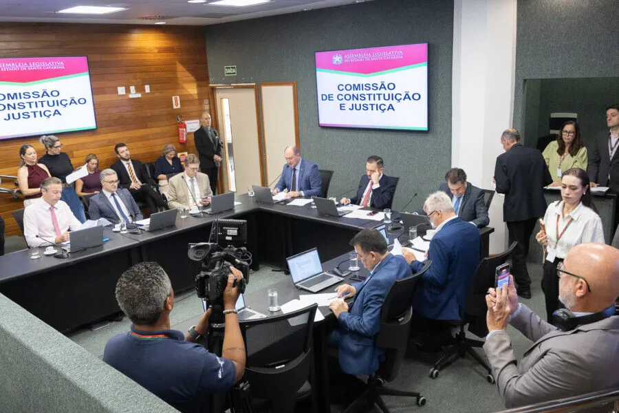 CCJ da Alesc aprova nova tabela salarial de professores catarinenses