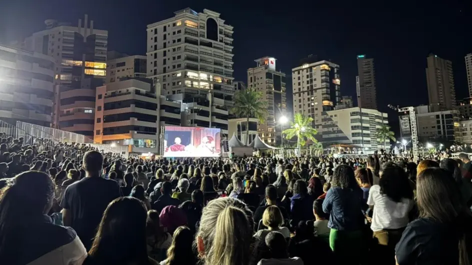 Transmissão de novena de Frei Gilson leva multidão à orla de Itapema