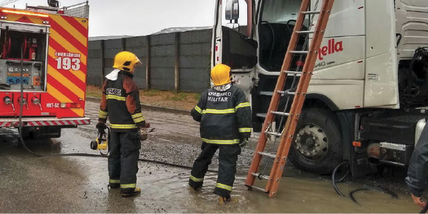 Navegantes: Caminhão pega fogo próximo da empresa Lear no bairro Pedreiras