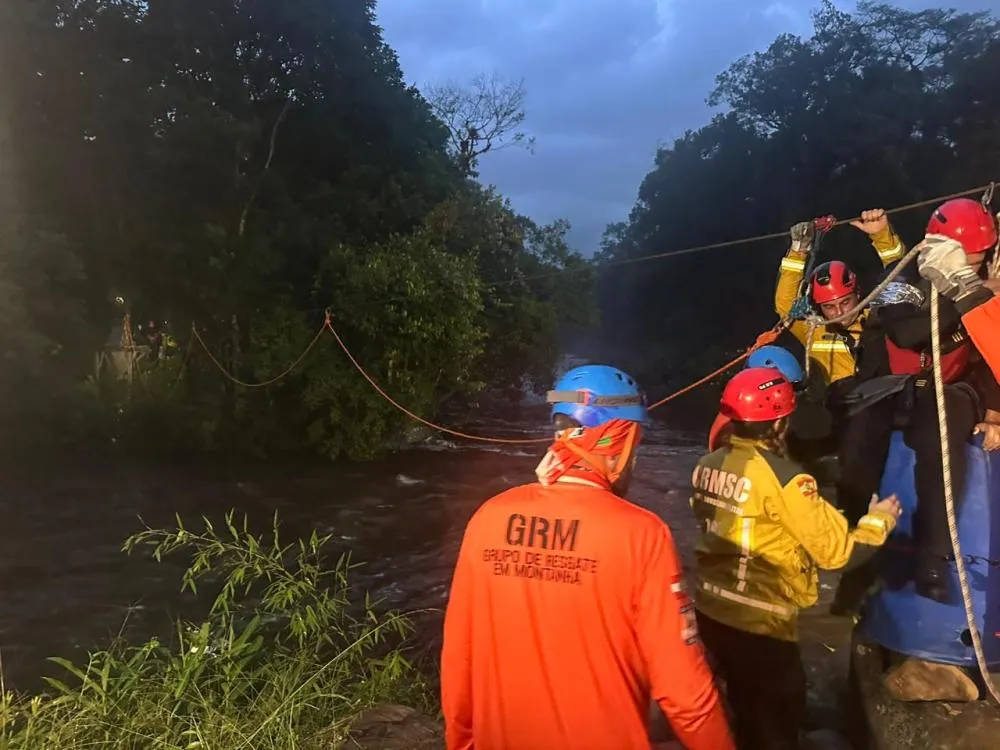 16 pessoas são resgatadas pelo GRM na Trilha do Monte Crista em Garuva