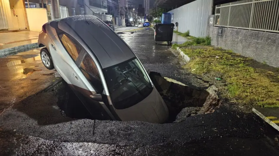 Carro cai em cratera após fortes chuvas em Balneário Camboriú
