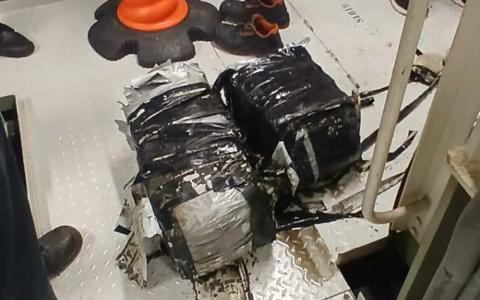 Traficantes escondem cocaína em casco e dutos navio no porto de Itapoá