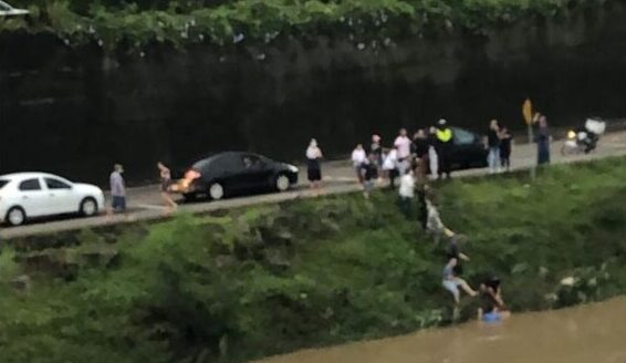 Brusque: Renault Sandero cai no rio Itajaí-Mirim e duas mulheres são resgatadas por populares