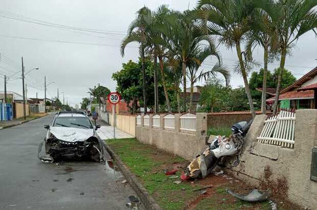 Balneário Piçarras: Acidente entre moto Honda e Fiat Strada deixa motociclista com fraturas e sangramento na cabeça no bairro Nossa Senhora da Paz