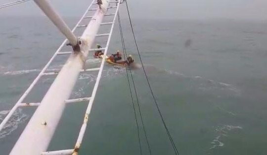Imagens de resgate de corpo de pescador que morreu em alto-mar causa revolta nas redes sociais
