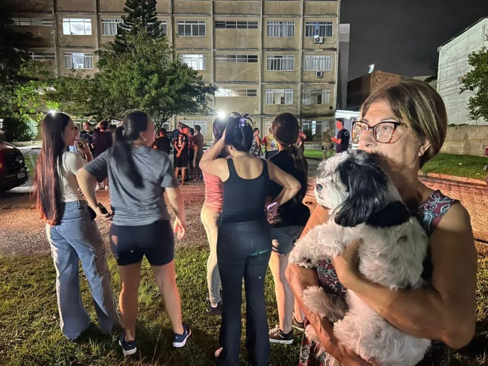 Moradores deixam apartamentos às pressas após prédio ceder parcialmente no Centro de Itajaí