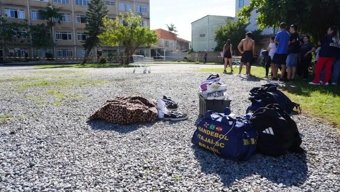 Atletas de time escolar de handebol de Itajaí moravam em prédio que afundou no Centro da cidade