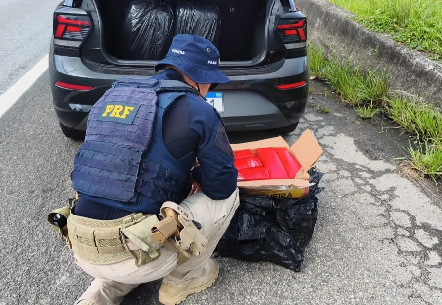 PRF apreende mais de 110 quilos de maconha na BR-101 em Itapema 