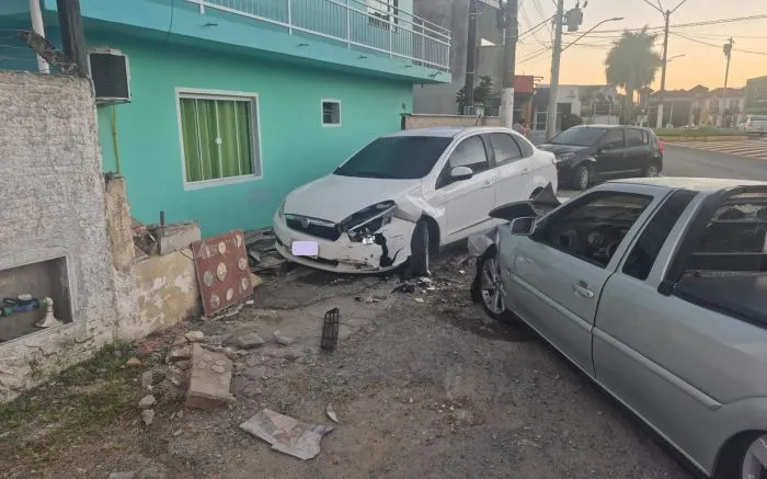 Colisão entre três carros acaba com cara espancado e gravemente ferido na SC-414 em Penha 