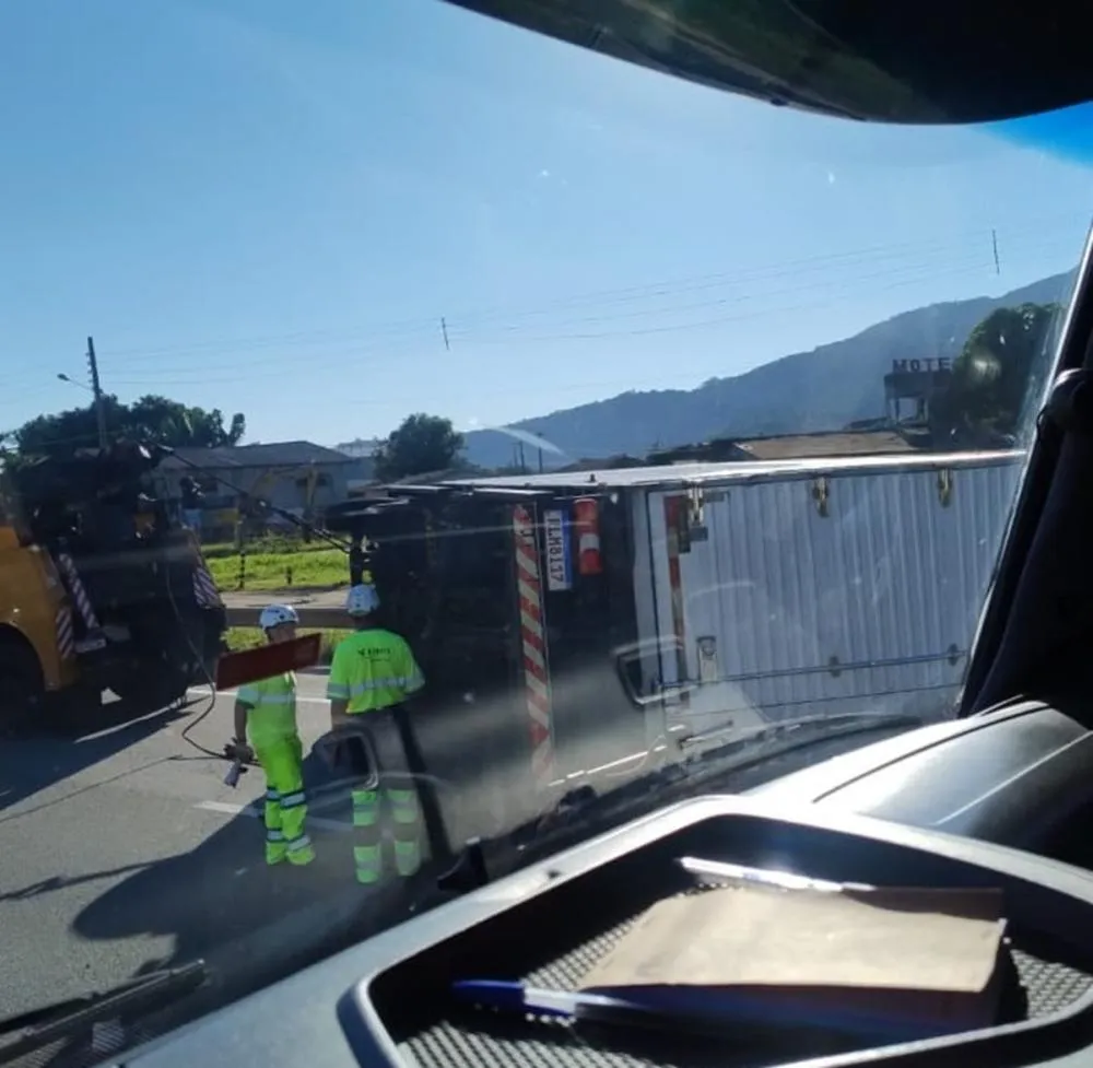 Caminhão tomba e trava a BR-101 em Porto Belo
