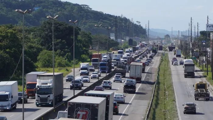 Três pontos de lentidão na BR-101 na volta do feriado rumo a Curitiba