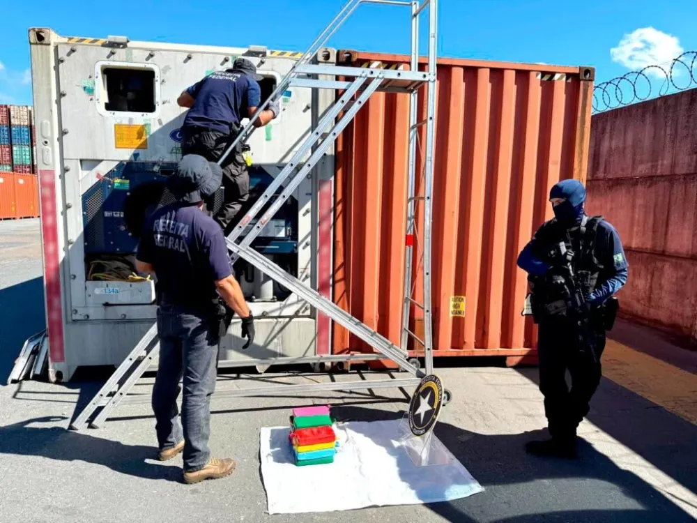 Receita Federal flagra mais de 13 quilos de cocaína em carga de peito de frango que ia pra Espanha