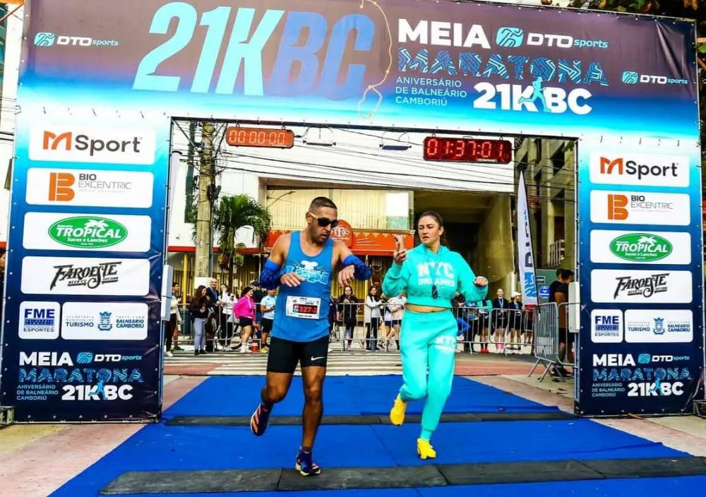 Cristiano Alexandrina e Raquel Lesse representam Penha na Meia Maratona de Balneário Camboriú 