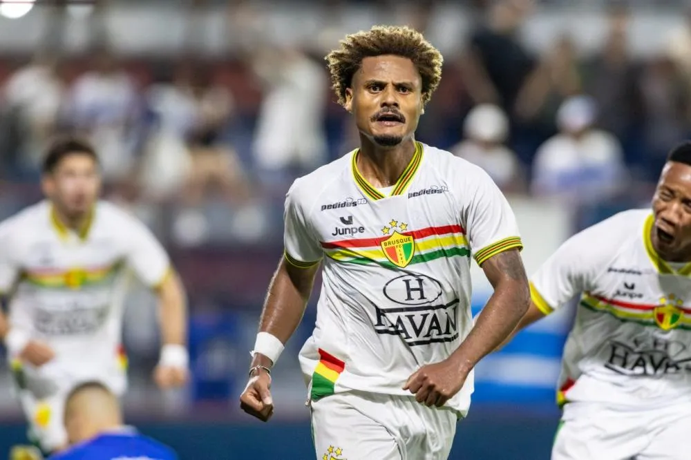 Brusque bate o Confiança no apagar das luzes e assume a liderança na Série C