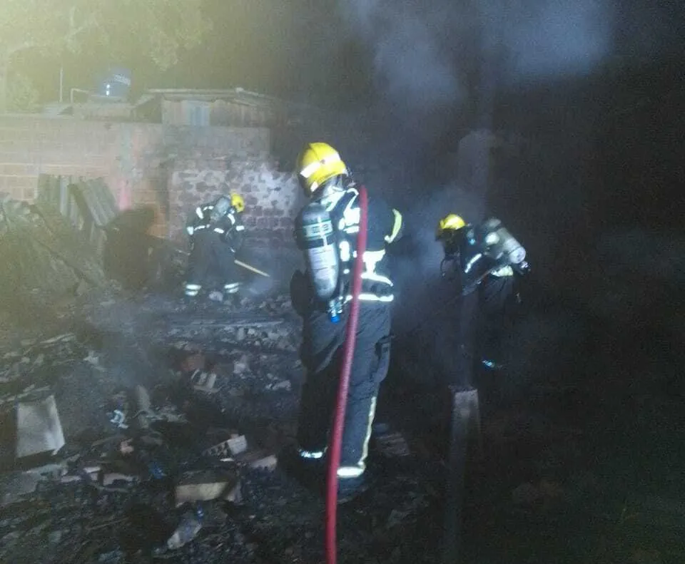 Fogo destrói casa abandonada no bairro Nossa Senhora de Fátima em Penha 
