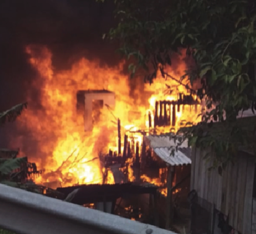 Itajaí: Incêndio destrói duas casas às margens da BR 101 na Canhanduba