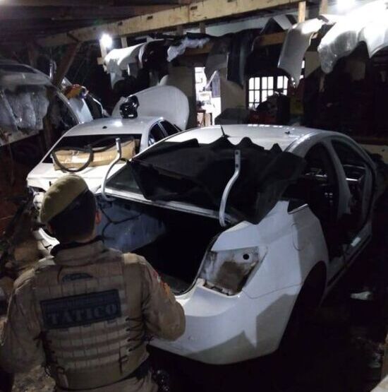 Recuperado: Carro roubado em Penha é encontrado em desmanche em Blumenau