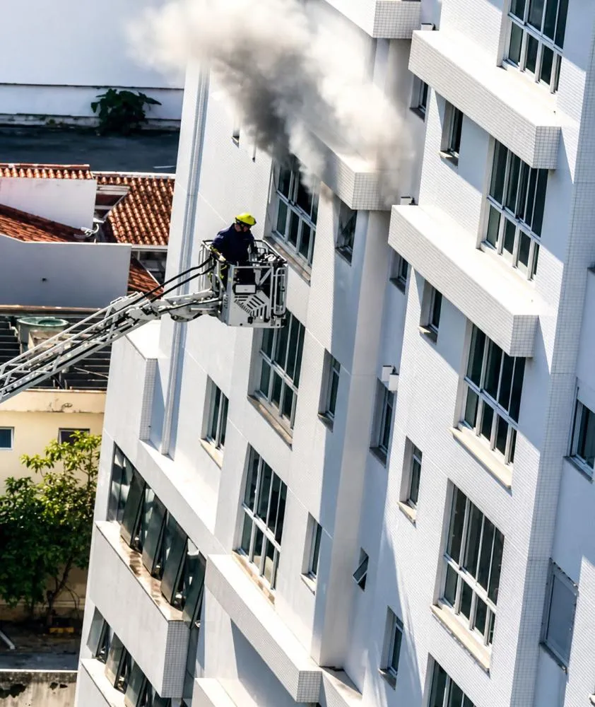 Bombeiros resgatam mulher e duas crianças durante incêndio em apartamento no edifício Hórus no Centro de BC