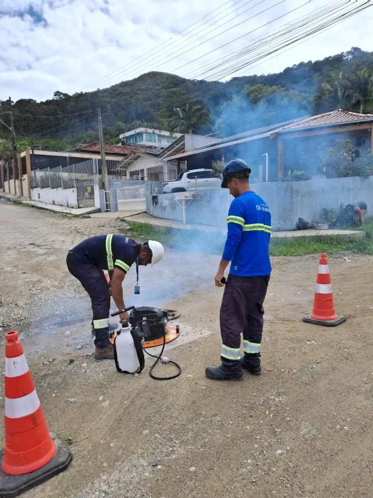 Fiscalização com fumacê identifica de ligações irregulares na rede de esgotos
