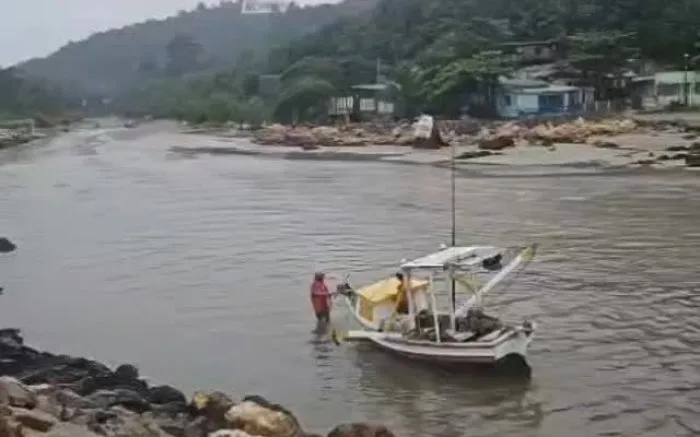 Embarcações encalham na barra do rio Gravatá na divisa de Penha com Navegantes