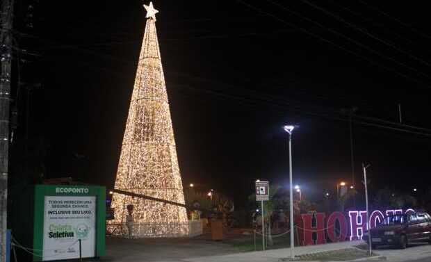 Ho! Ho! Ho!: Árvore de Natal de 16 metros de altura é atração principal da decoração natalina de Balneário Piçarras