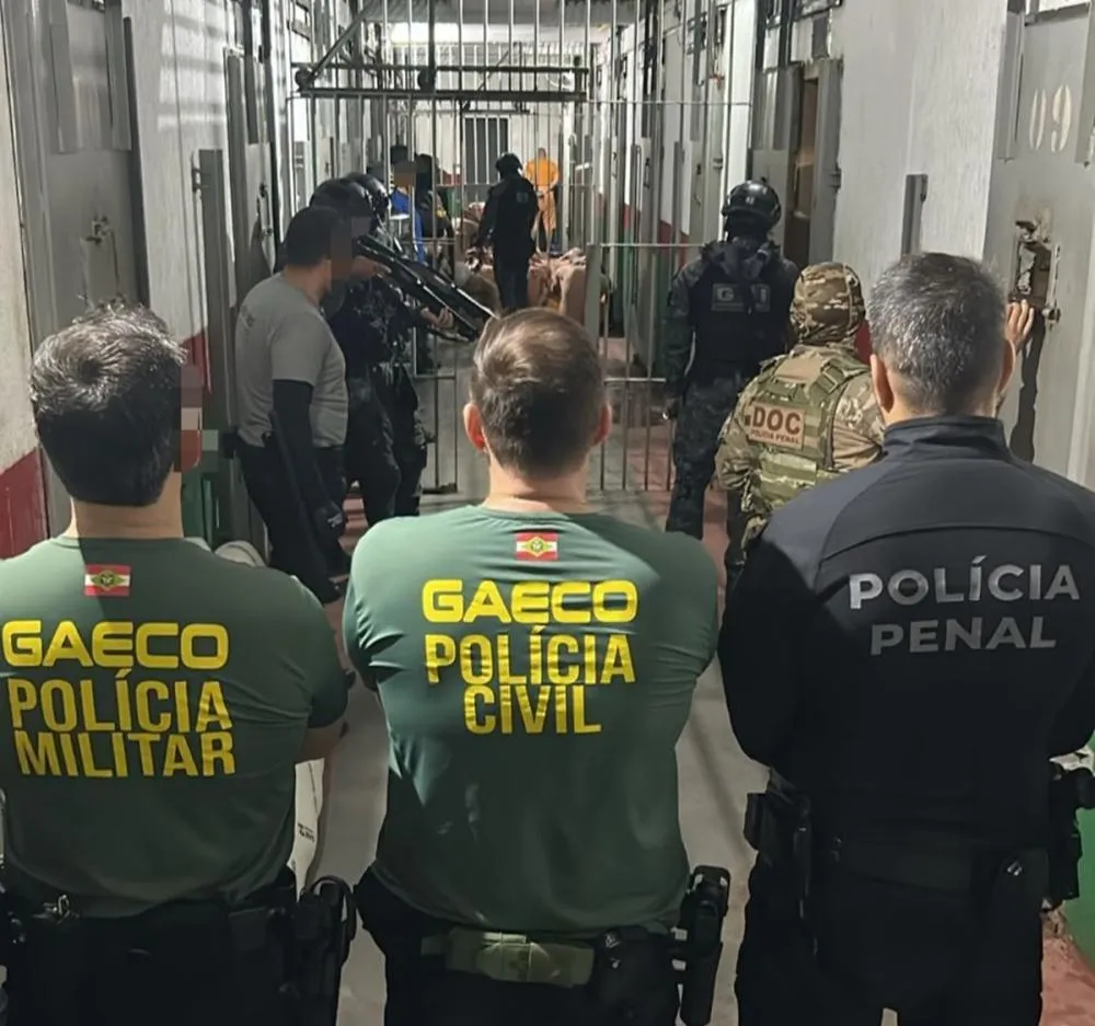 Líder de facção que usava uniformes policiais é alvo de operação em penitenciária de Itajaí
