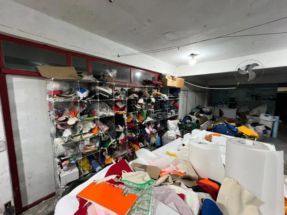 Operação da Polícia Civil flagra falsificação de roupas em Brusque