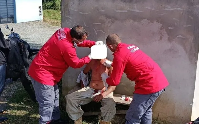 Roda de bicicleta cai na cabeça e deixa trabalhador ferido em Penha 