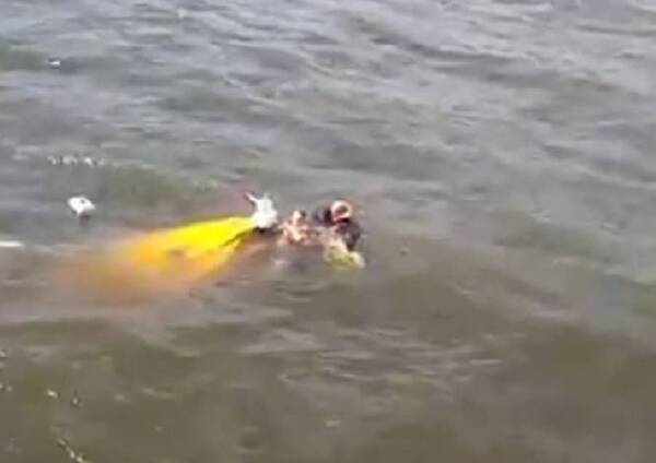 Na cesta: Dois irmãos são resgatados após barco naufragar em Joinville