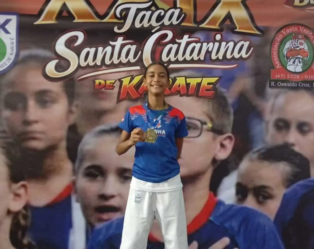 Carateca penhense Julia Couto conquista medalha de ouro na Taça SC de Karatê em Blumenau 